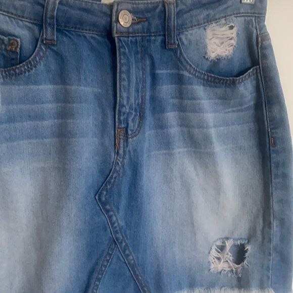 MUDD- distressed medium wash denim skirt- Size 7 - Picture 2 of 9